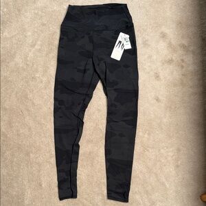 ALO Yoga Women's Black Camo High-Rise Leggings